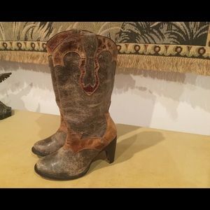 Beautiful Distressed Justin Boots